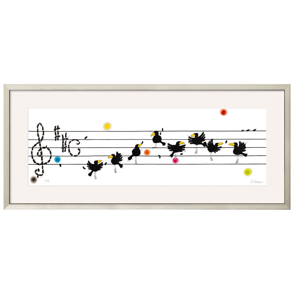 Das gerahmte Kunstwerk „Alle Raben sind schon da“ (2024) von Michael Ferner zeigt schwarze Vögel mit gelben Schnäbeln, die auf Notenlinien sitzen und an Musiknoten erinnern.