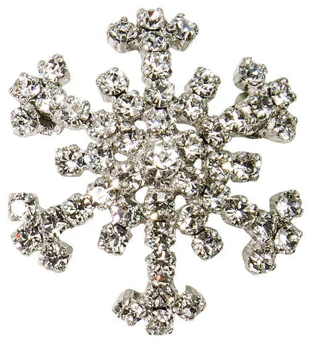 Eine funkelnde, mit Juwelen besetzte Schneeflocken-Brosche mit klaren Strasssteinen, die in komplizierten Mustern angeordnet sind.