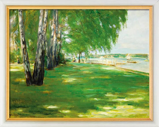 Max Liebermann: Das Bild „Der Garten des Künstlers am Wannsee“ (1918) zeigt einen sonnigen Park am Flussufer mit belaubten Bäumen, grünem Gras und im Hintergrund auf dem Wasser sichtbaren Segelbooten.