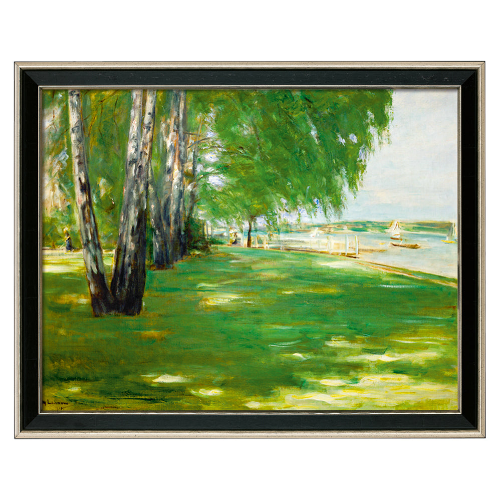 Max Liebermann: „Der Garten des Künstlers am Wannsee“ (1918) zeigt grüne Bäume an einem Seeufer, Segelboote auf dem Wasser und Menschen, die einen Weg entlanggehen.