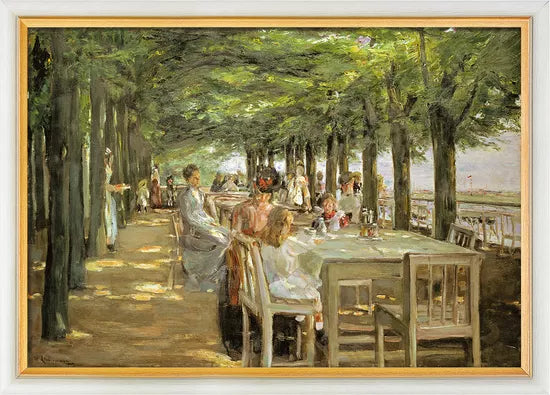 Max Liebermanns Gemälde „Terrasse im Restaurant Jacob“ (1902–03), erhältlich in einem Weißgoldrahmen, zeigt Menschen, die im Freien unter Bäumen an Tischen speisen, die entlang einer schattigen Terrasse angeordnet sind.