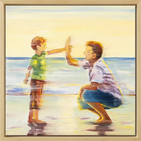 Anja Struck: Bild „Glücksmoment 17“ (2024), gerahmt – zeigt ein Kind und einen Erwachsenen am Strand beim High Five, mit weichen, verschwommenen Pinselstrichen.