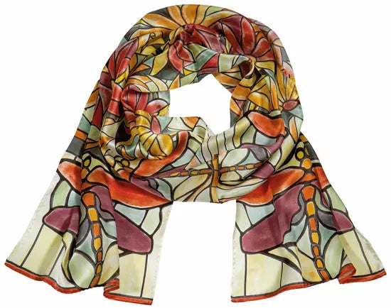 Der Seidenschal „Libelle“ von Petra Waszak ist ein Seidenschal mit einem farbenfrohen Libellen- und Blumenmuster aus Buntglas in leuchtenden Orange-, Rot-, Gelb- und Grüntönen.