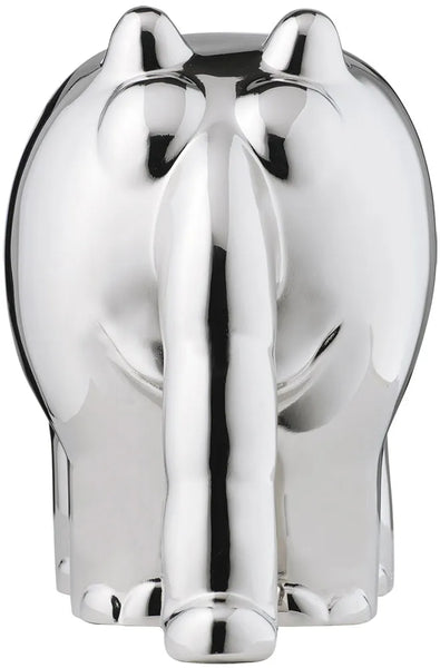 Eine glänzende, silberne Elefantenfigur in der Vorderansicht, die den Rüssel und die Stoßzähne zeigt.