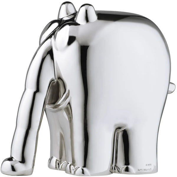 Silberglänzende Elefantenfigur, die mit gesenktem Rüssel steht.