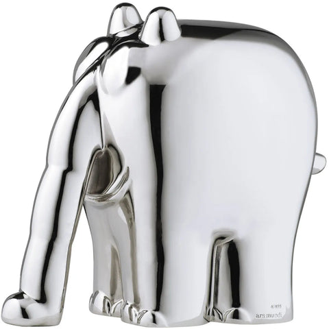 Silberglänzende Elefantenfigur, die mit gesenktem Rüssel steht.