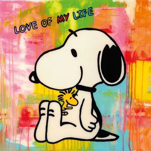 Snoopy umarmt Woodstock mit dem Text LOVE OF MY LIFE auf einem bunten, gemalten Hintergrund.