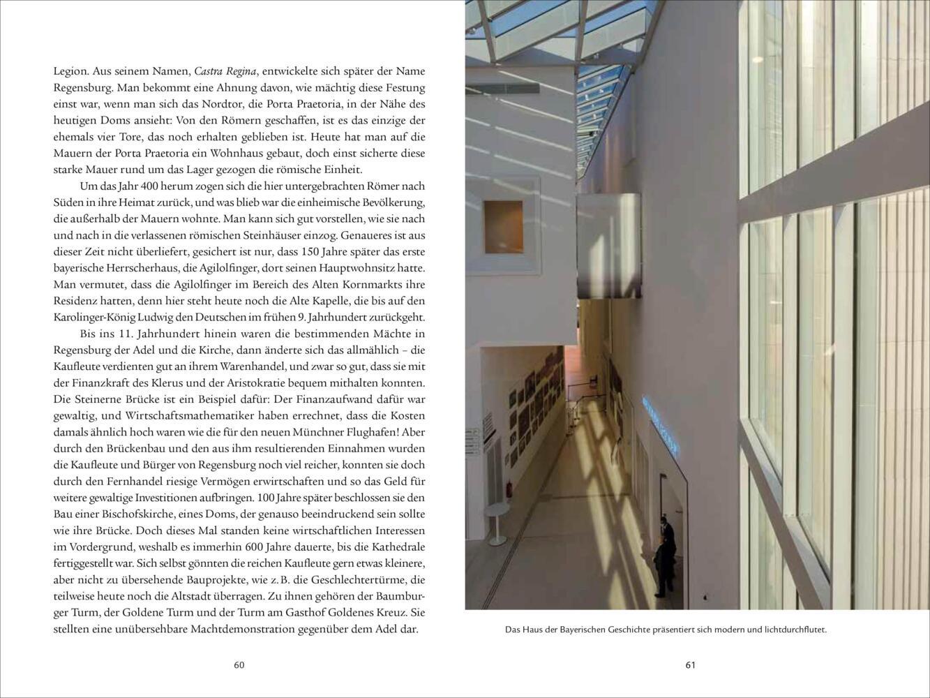 Eine moderne Treppe mit Glasgeländer neben einer Wand, die einen historischen Text und ein Foto von antiken Ruinen zeigt.