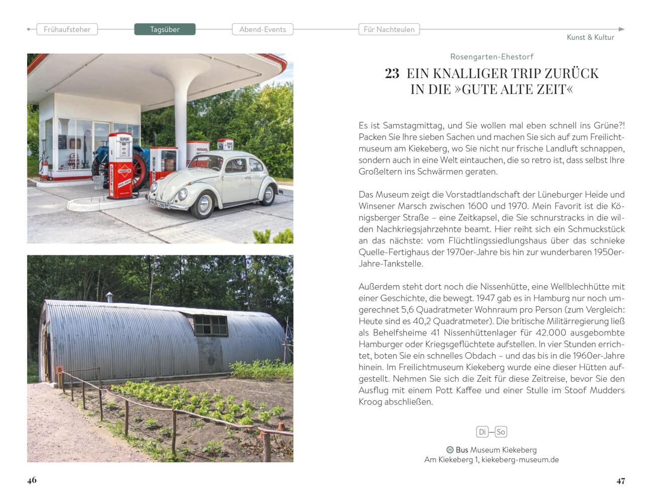 Ein weißer Oldtimer ist vor einer alten Tankstelle neben einem geschwungenen schwarzen Gebäude geparkt.