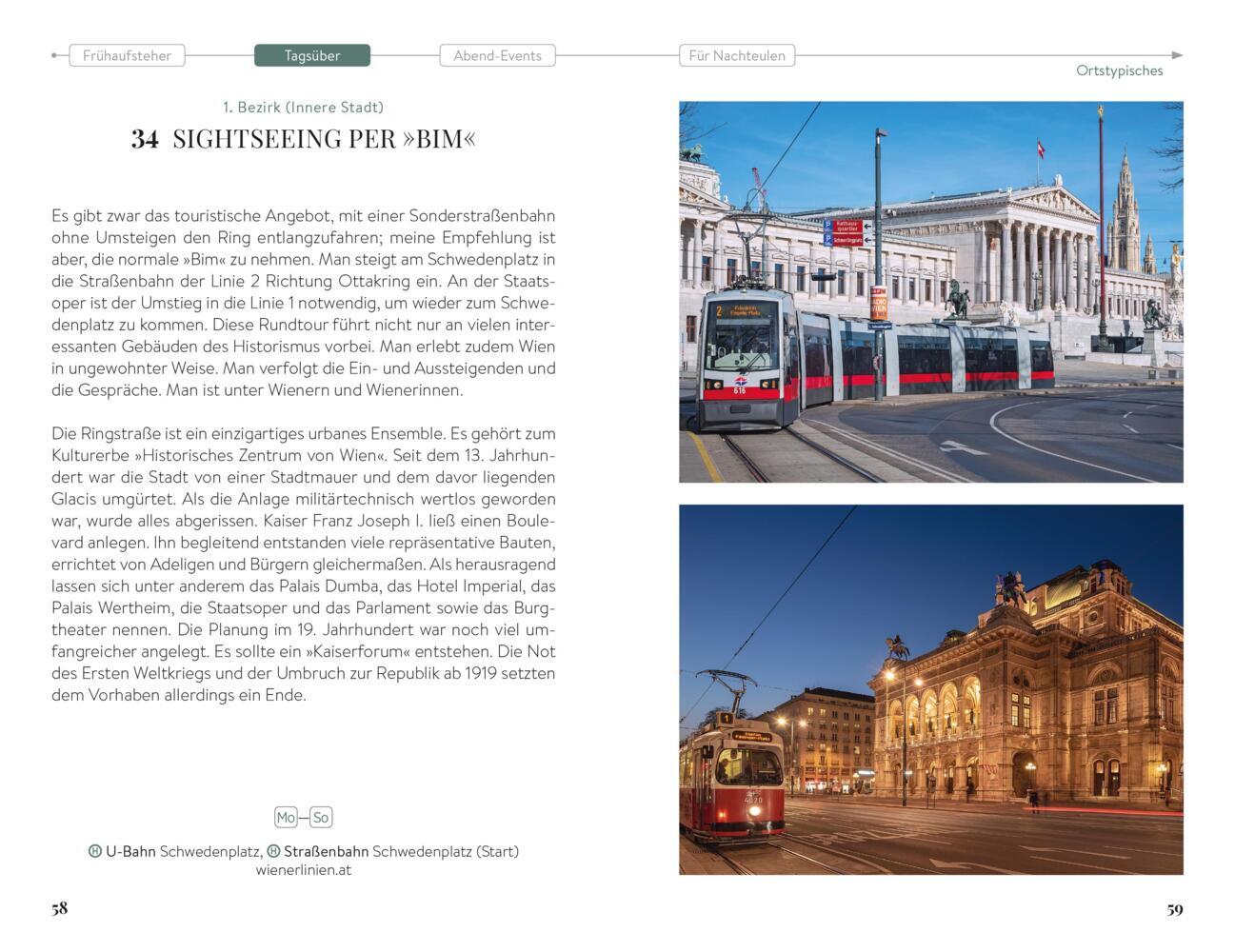 Eine Straßenbahn fährt nachts in Wien vor einem großen, beleuchteten historischen Gebäude vorbei.