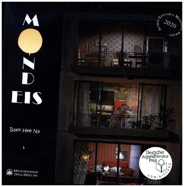 Buchdeckel mit MONDEIS in fetten Buchstaben und einer Illustration eines Bären in einer nächtlichen Wohnung.