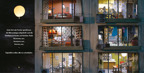 Ein nächtlicher Blick auf sechs beleuchtete Wohnungsbalkone, die jeweils Menschen in verschiedenen Räumen mit einzigartiger Ausstattung zeigen.