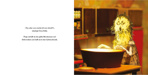 Eine katzenartige Figur mit Brille steht neben einer Schüssel in einer gemütlichen, warm beleuchteten Küche.
