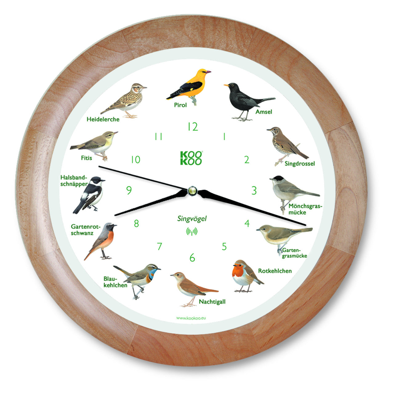 Die KooKoo Wanduhr Singvögel – Holz ist eine runde Uhr mit Vogelillustrationen zu jeder Stunde, beschriftet mit ihren deutschen Namen, und einem Holzrahmen.
