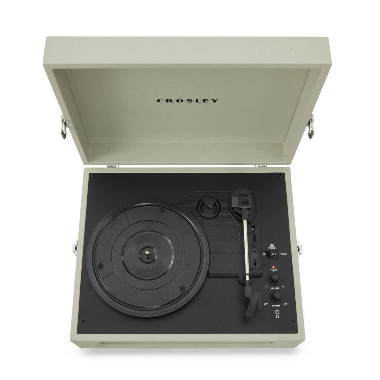 Crosley Voyager Plattenspieler in Sandgrau mit offenem Kofferdeckel, sichtbaren Bedienelementen und Tonarm auf der rechten Seite.