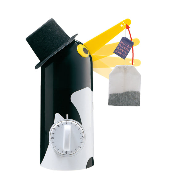 Ein schwarz-weißer Timer in Form eines Pinguins trägt einen Zylinder und hält einen Teebeutel mit gelben Flossen.