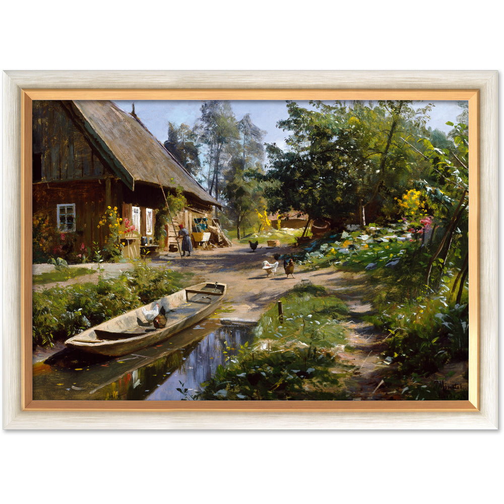 Peder Mork Mönsted: Bild „Sonniger Tag auf dem Lande“ (1921), gerahmt – zeigt ein rustikales Haus am Kanal mit Boot, Bäumen, Blumen und Hühnern in einer sonnigen ländlichen Szenerie.