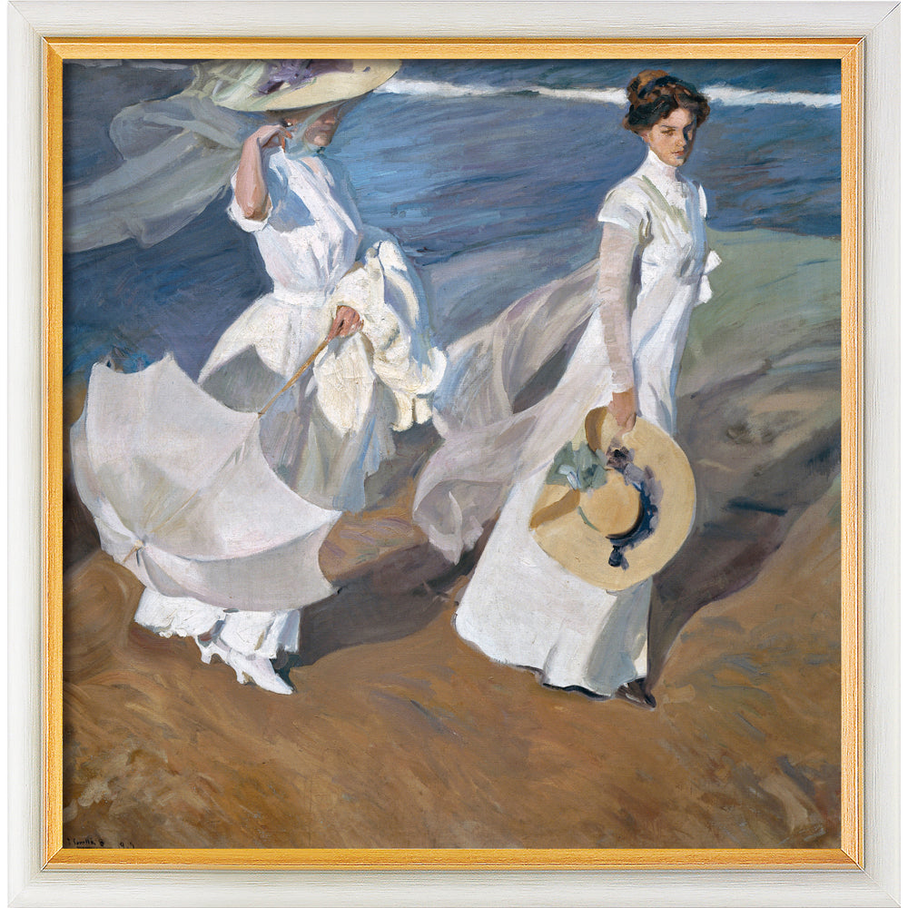 Zwei Frauen in weißen Kleidern gehen an einem windigen Strand spazieren, inspiriert von Joaquín Sorolla y Bastidas Gemälde „Spaziergang am Strand“ (1909), das hier als gerahmtes Kunstwerk erhältlich ist.