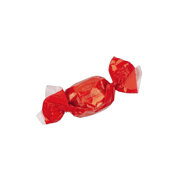 Ein einzelnes rot eingewickeltes Bonbon mit verdrehten Enden, isoliert auf weißem Hintergrund.