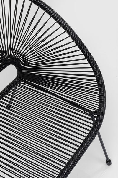 Schwarze Metallbank  mit einem kreisförmigen Muster aus gleichmäßig verteilten, strahlenförmig angeordneten Stäben, die die Rückenlehne und den Sitz bilden, fotografiert vor einem schlichten weißen Hintergrund.