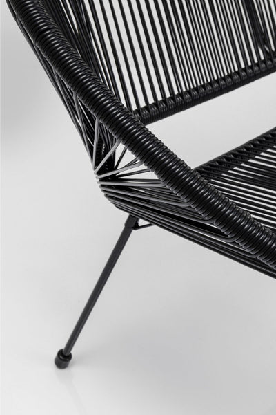 Nahaufnahme eines modernen Stuhls mit schwarzem Metallrahmen und eng geflochtenen schwarzen Kordeln, mit einem minimalistischen Design auf weißem Hintergrund.