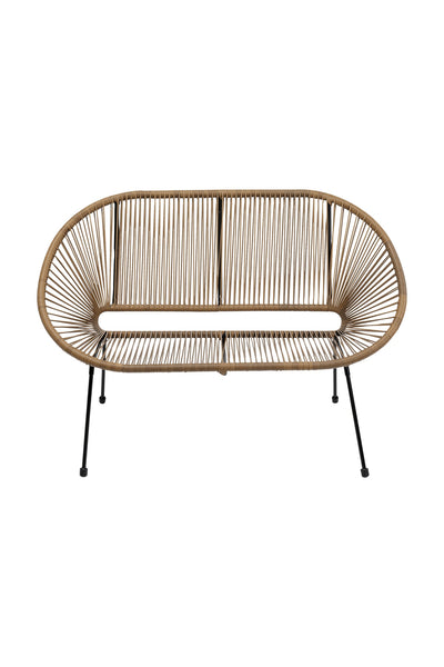 Ein moderne Bank mit einem abgerundeten, offenen Rahmen aus geflochtenem Rattan und schwarzen Metallbeinen.