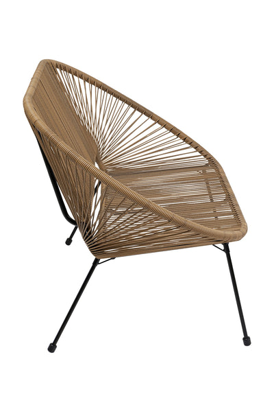 Seitenansicht einer modernen Bank mit Sitz und Rückenlehne aus geflochtenem Rattan, mit schwarzen Metallbeinen und einem offenen, luftigen Design.