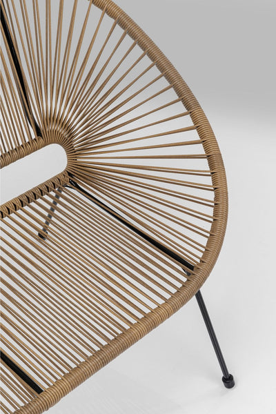 Nahaufnahme einer modernen Bank  mit abgerundetem Rahmen, Sitz und Rückenlehne aus geflochtener brauner Kordel und dünnen schwarzen Metallbeinen vor einem hellen Hintergrund.