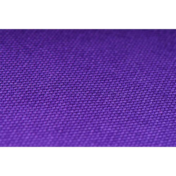 Nahaufnahme eines strukturierten violetten Stoffes mit einem sichtbaren Webmuster.