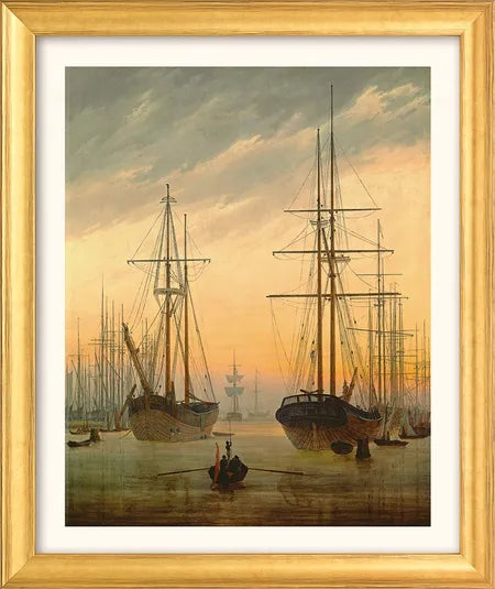 Caspar David Friedrich: Bild „Ansicht eines Hafens“ (um 1815/16) zeigt Großsegler im Sonnenuntergangshafen mit vergoldetem Rahmen sowie kleine Booten und Figuren im Vordergrund auf dem Wasser.