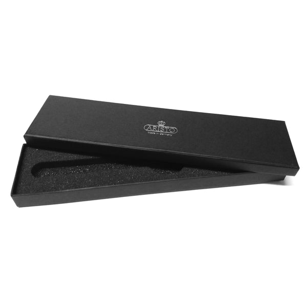 Schwarzer rechteckiger Geschenkkarton mit Deckel, Schaumstoffeinsatz und Aristo-Logo auf der Oberseite.
