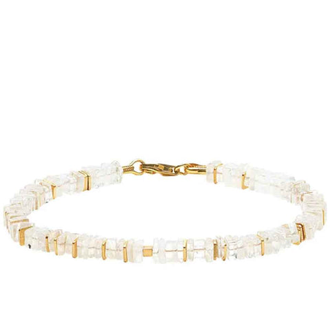 Goldenes Armband mit rechteckigen weißen Perlen und einem goldenen Verschluss, angeordnet in einem zarten, minimalistischen Design.