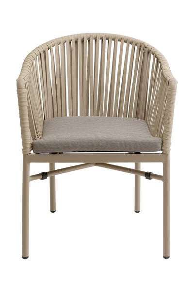 Beigefarbener Stuhl aus Seilgeflecht mit geschwungener Rückenlehne und gepolstertem Sitz, getragen von einem Metallgestell mit vier Beinen.