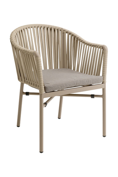 Beigefarbener Sessel mit abgerundeter Rückenlehne, Seilgeflecht, Metallbeinen und grauem Sitzkissen.