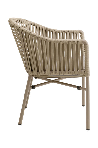 Beigefarbener Stuhl für den Außenbereich mit Metallgestell und geflochtener Seilrückenlehne und Sitzfläche, aus einem Winkel betrachtet, der die Seite und den Rücken zeigt.