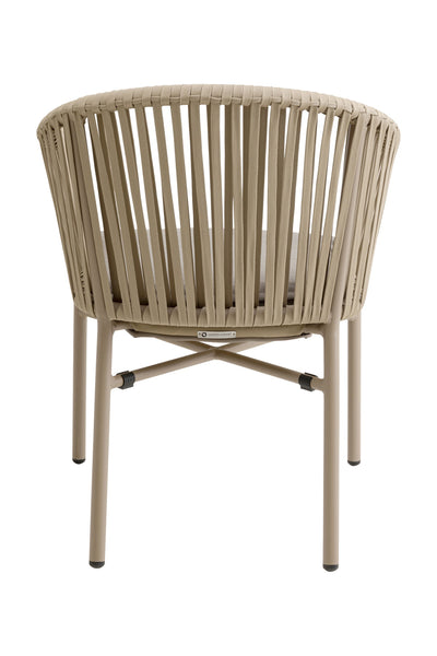 Beigefarbener Stuhl mit Metallgestell, vertikaler Seilverzierung an der Rückenlehne und gepolstertem Sitz, von hinten gesehen.