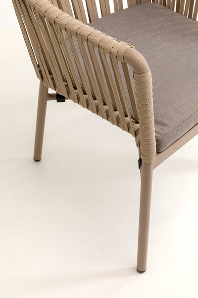 Nahaufnahme eines beigefarbenen Stuhls mit seilumwickeltem Rahmen und taupefarbenem Sitzkissen auf weißem Hintergrund.