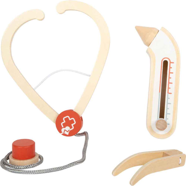 Medizinische Spielzeuginstrumente aus Holz, darunter ein Stethoskop, ein Thermometer und ein Reflexhammer, angeordnet auf einem weißen Hintergrund.
