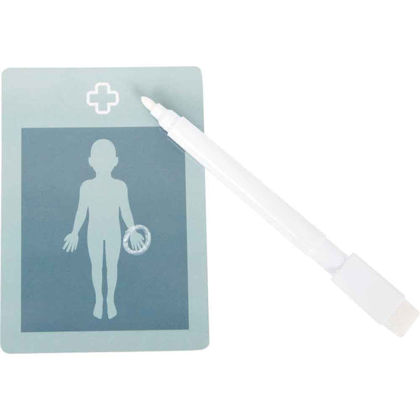 Eine Plastikkarte mit einer menschlichen Silhouette und einem weißen Marker darauf, auf dem ein medizinisches Kreuzsymbol und ein Kreis auf der Handfläche eingezeichnet sind.