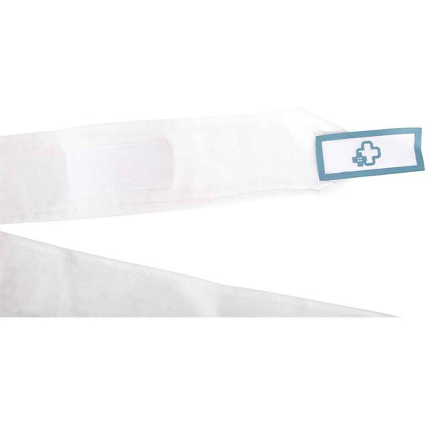 Nahaufnahme eines weißen medizinischen Armbands mit einem blauen Rahmen und einem Kreuzsymbol am Ende.