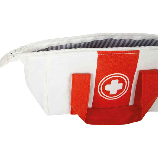 Eine weiße Reißverschlusstasche mit roten Griffen und einem roten Kreuzsymbol auf der Vorderseite, das an einen Erste-Hilfe-Kasten erinnert.