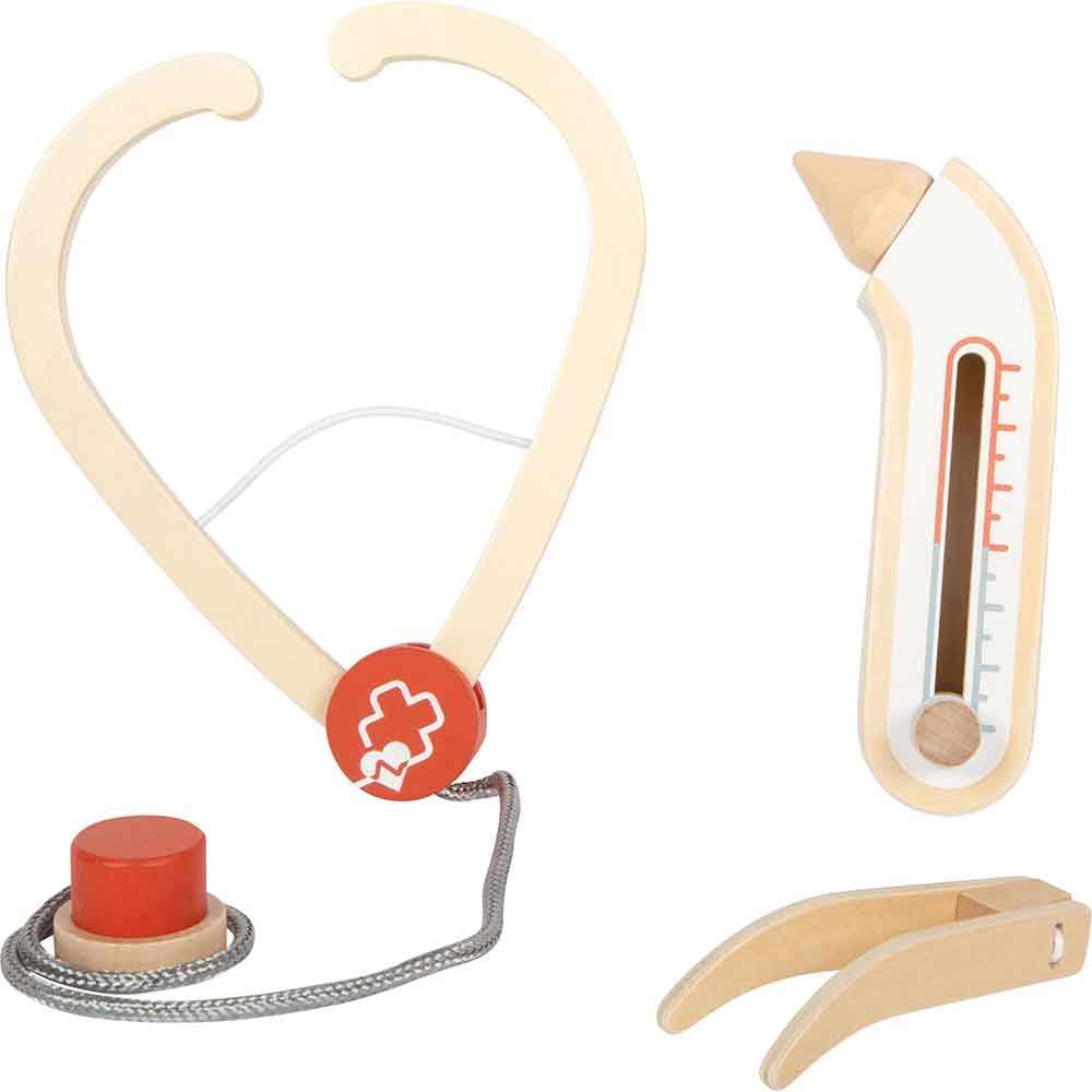 Medizinisches Spielzeugset aus Holz mit Stethoskop, Thermometer, Reflexhammer und Otoskop auf weißem Hintergrund.