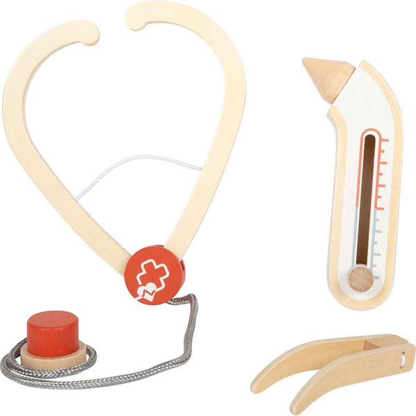 Medizinisches Spielzeugset aus Holz mit Stethoskop, Thermometer, Reflexhammer und Otoskop auf weißem Hintergrund.
