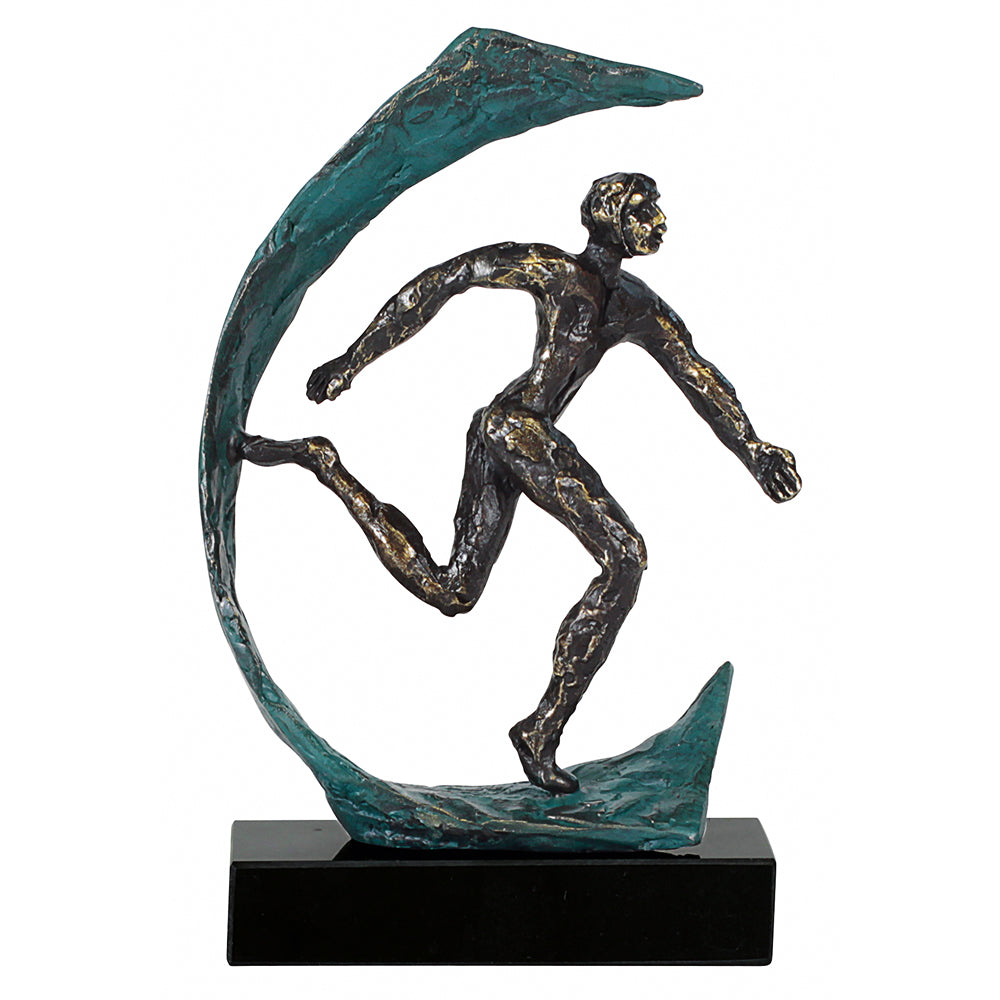 Die Bronzeskulptur „Ausdauer“ von Gerard stellt eine laufende Figur in einer geschwungenen Form dar, die auf einem schwarzen rechteckigen Sockel steht.