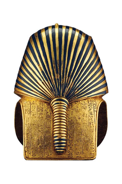 Goldene Grabmaske eines altägyptischen Pharaos, verziert mit blauen Streifen und eingeschriebenen Hieroglyphen am Kragen.