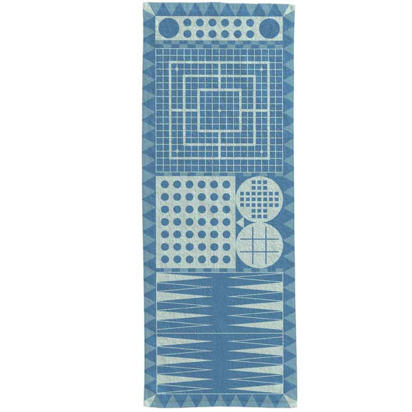 Ein blaues rechteckige Badetuch mit  Spielfeldern in weiß und blau .