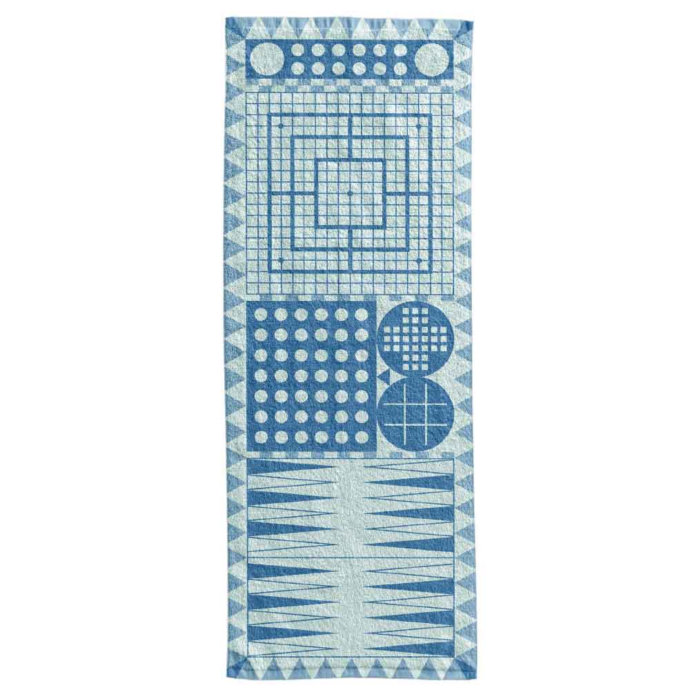 Blaues und weißes Rechteckhandtuch mit verschiedenen geometrischen Mustern und Spielbrettmotiven.