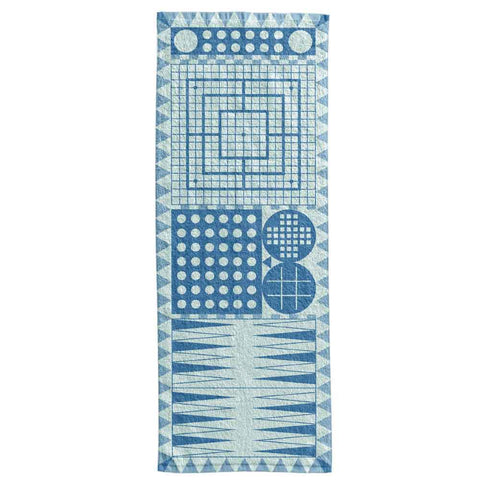 Blaues und weißes Rechteckhandtuch mit verschiedenen geometrischen Mustern und Spielbrettmotiven.