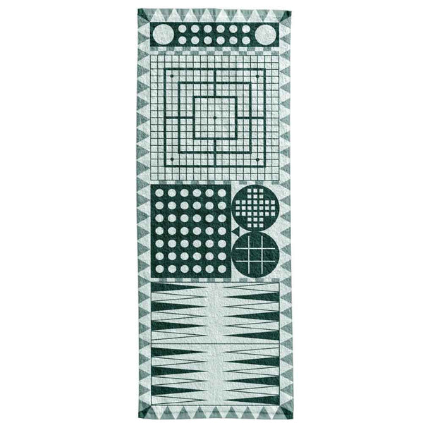 Ein rechteckiges Badetuch mit geometrischen Mustern für verschiedene Brettspiele in Grün und Weiß.