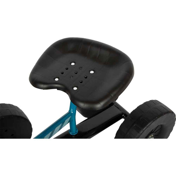 Nahaufnahme eines schwarzen Kunststoffsitzes mit Lüftungslöchern auf einem blau-schwarzen Rahmen mit großen schwarzen Rädern.